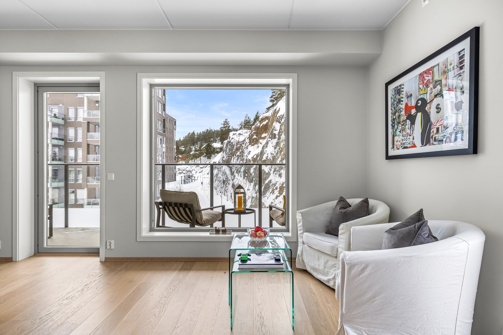 De store vinduene er av 3-lags isolerglass fra byggeåret 2023, som sikrer god isolasjon. Galleribilde