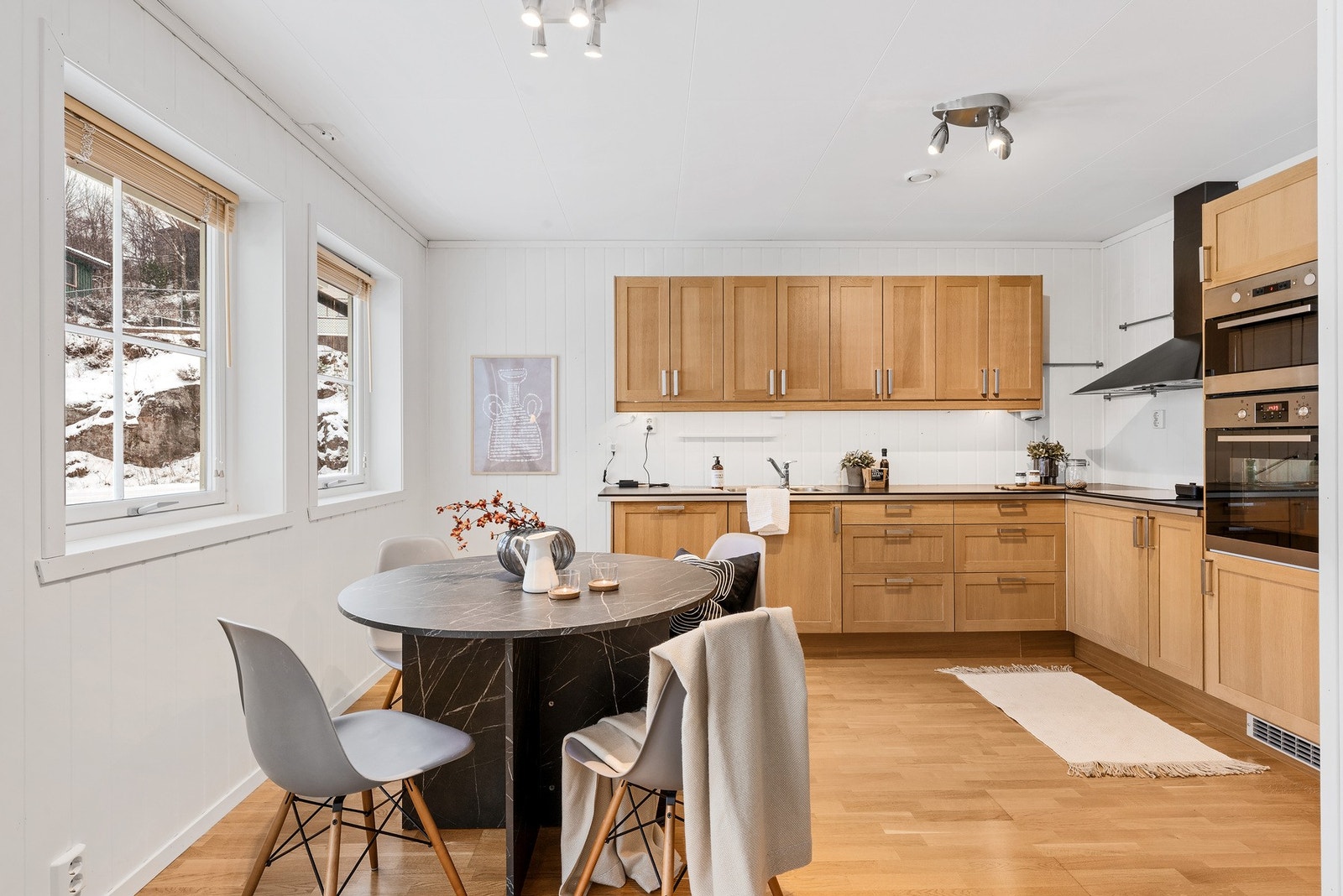 Flott og funksjonelt kjøkken med integrerte hvitevarer. Galleribilde