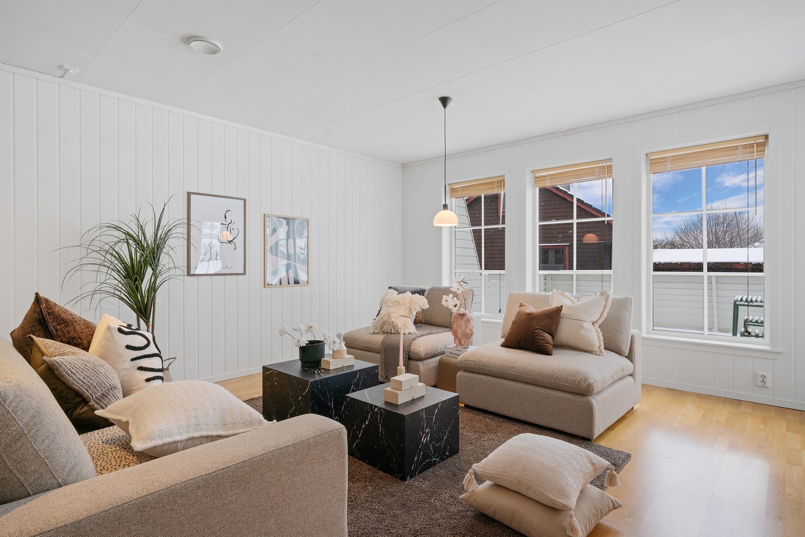 Boligen har standard som balansert ventilasjon med varmegjenvinner, fiber, vedovn m.m. Galleribilde