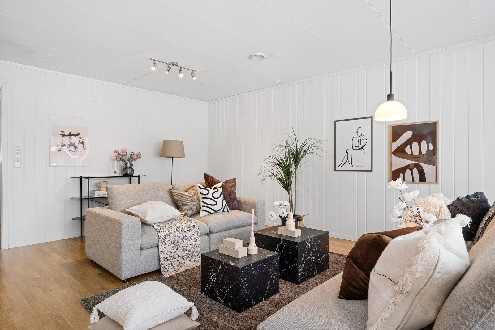 I boligen finner man varmekabler i entre og gang, baderom samt stue/ kjøkken. Galleribilde