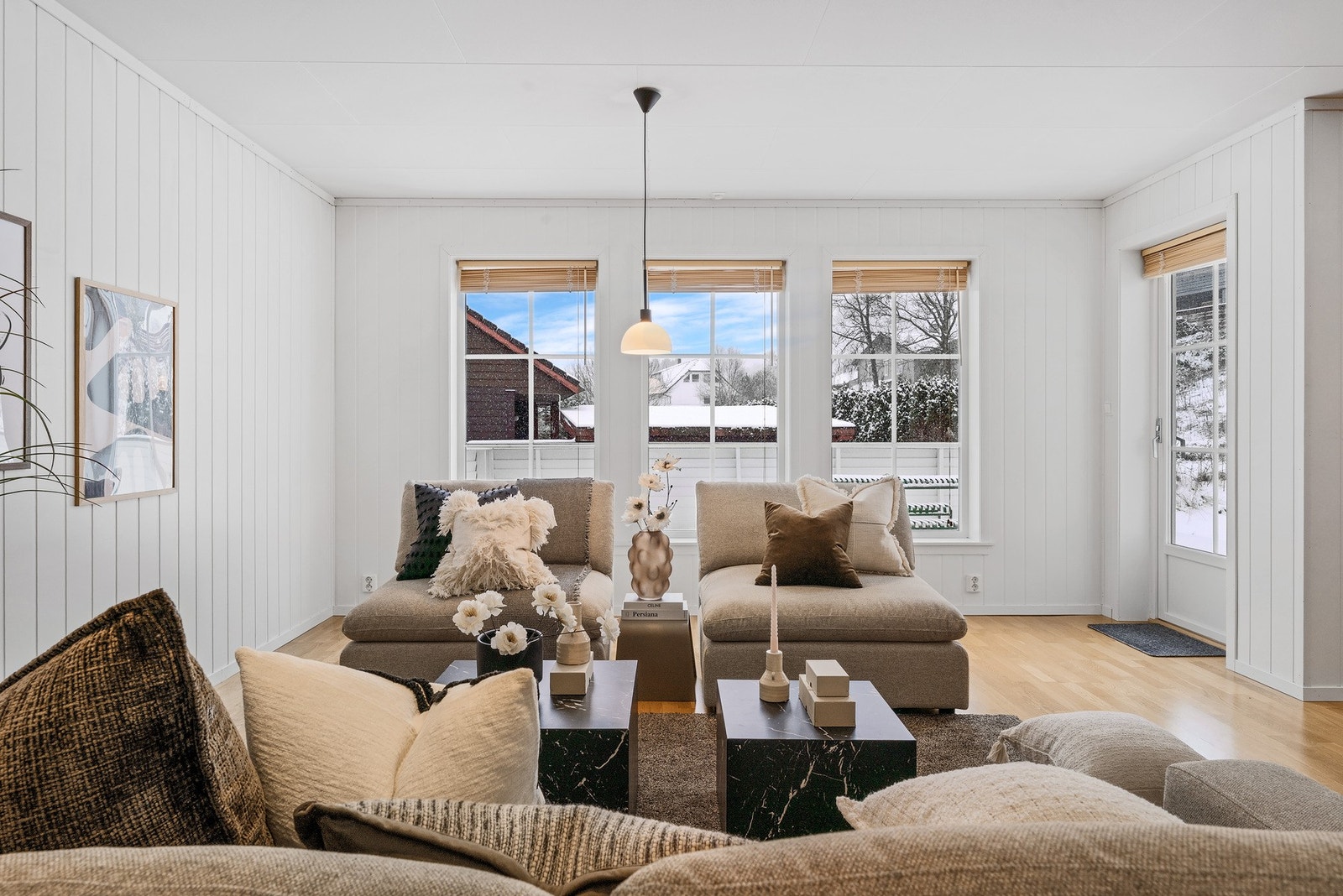 I front, og ut mot terrasse har man store vinduer og terrassedør som gir godt med lysinnslipp. Galleribilde