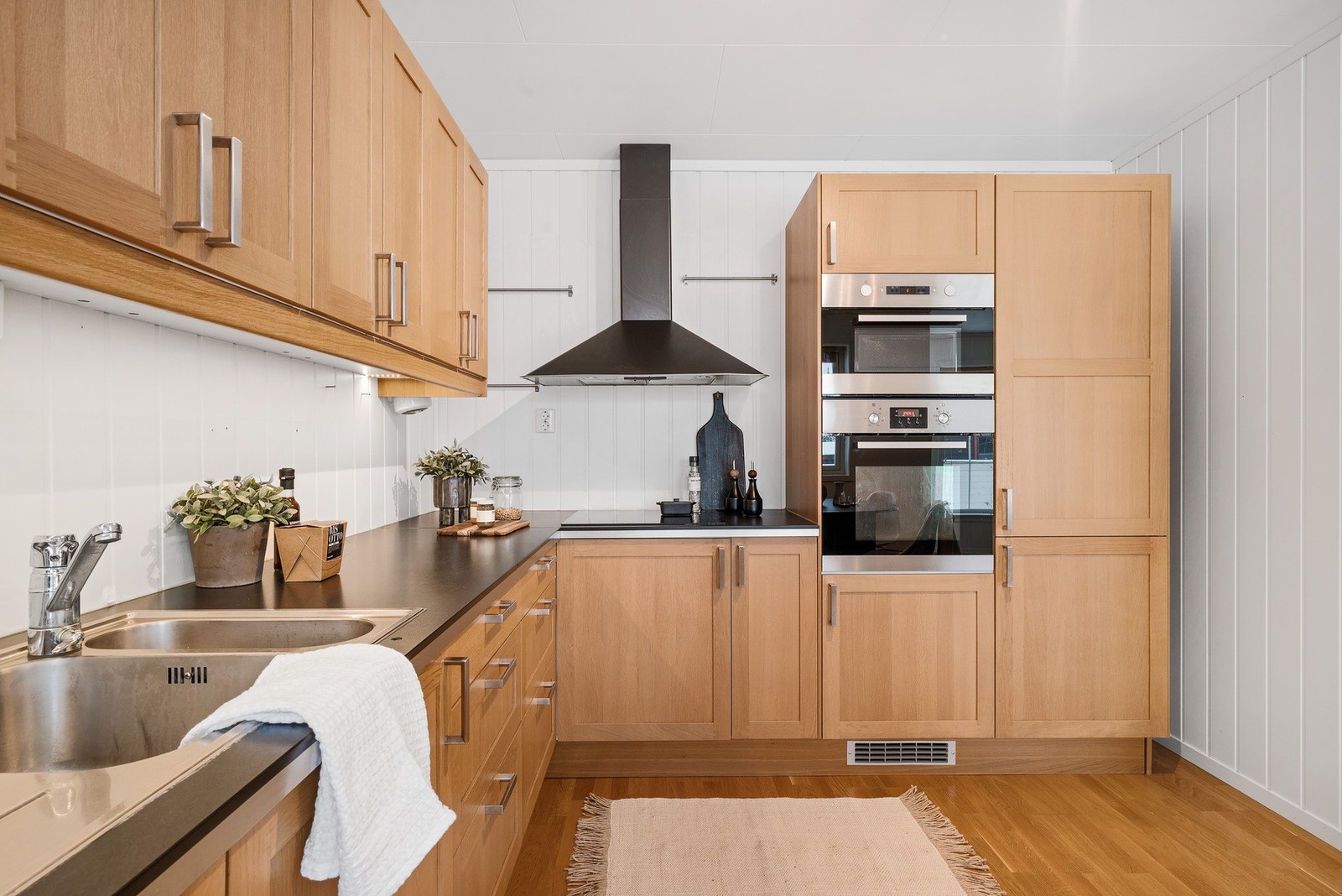 Det er godt med benkeplass, skap- og skuffeplass. Galleribilde