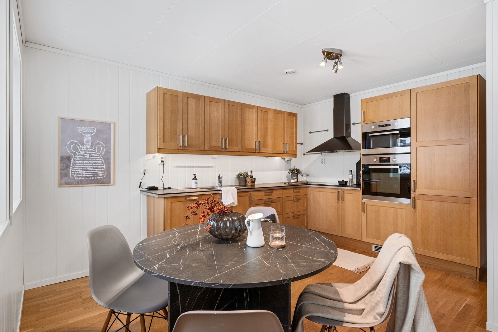 På kjøkkenet har man også plass til spiseavdeling. Galleribilde