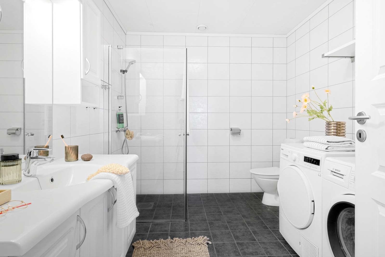 Helfliset baderom med opplegg for vaskemaskin og tørketrommel. Galleribilde