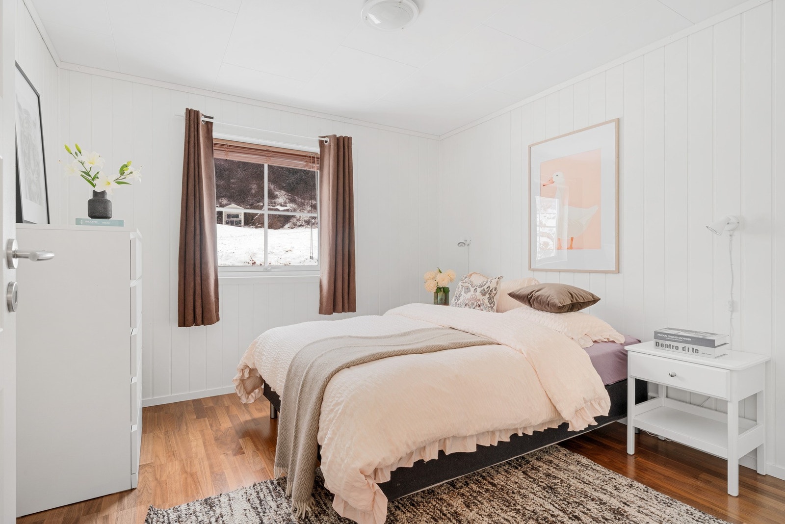 Romslig hovedsoverom med god plass til dobbeltseng. Galleribilde