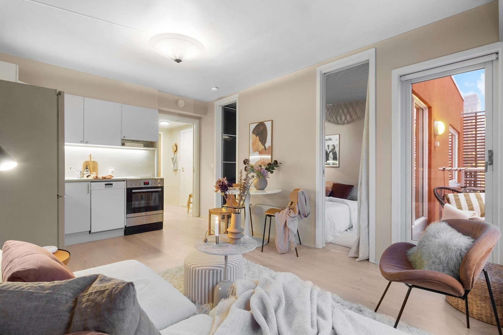 Effektiv planløsning. Praktisk åpen stue og kjøkkenløsning. Galleribilde