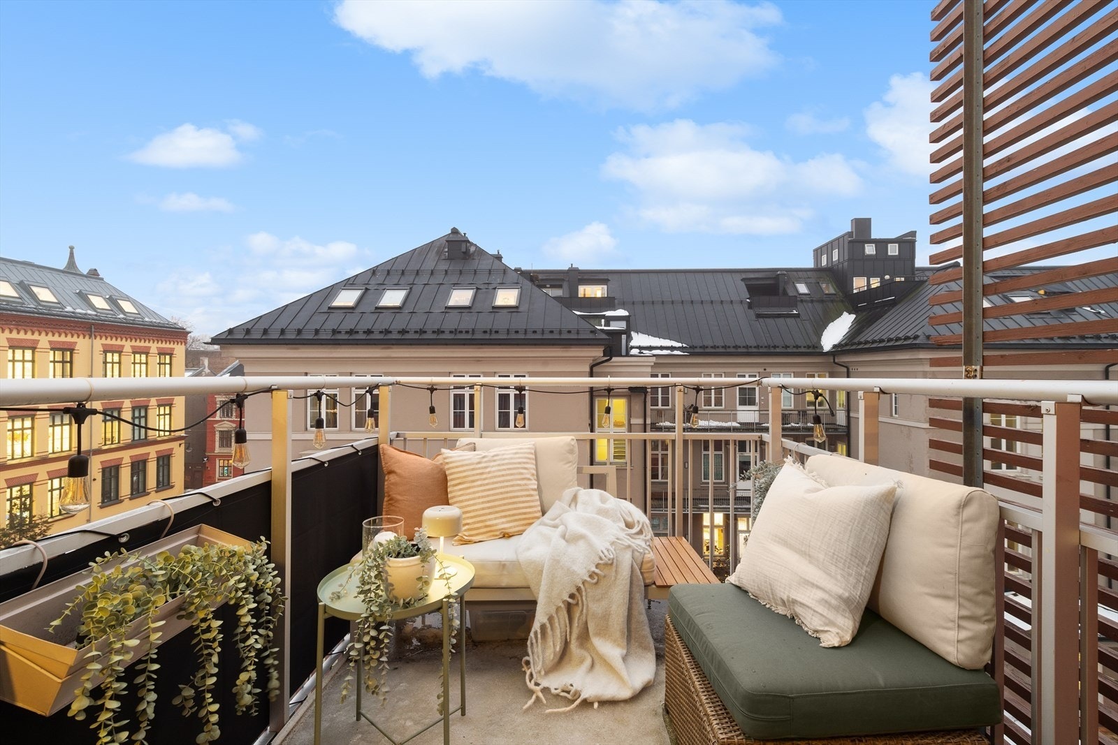 Stor balkong uten innsyn Galleribilde