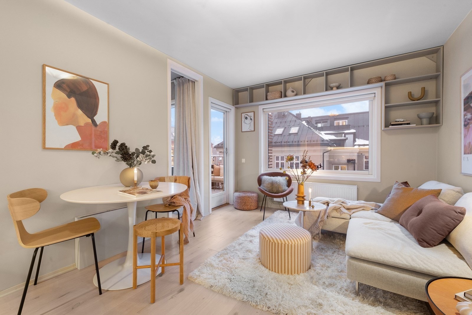 Leiligheten har en lys og luftig atmosfære med store vindusflater og mye naturlig lys. Galleribilde