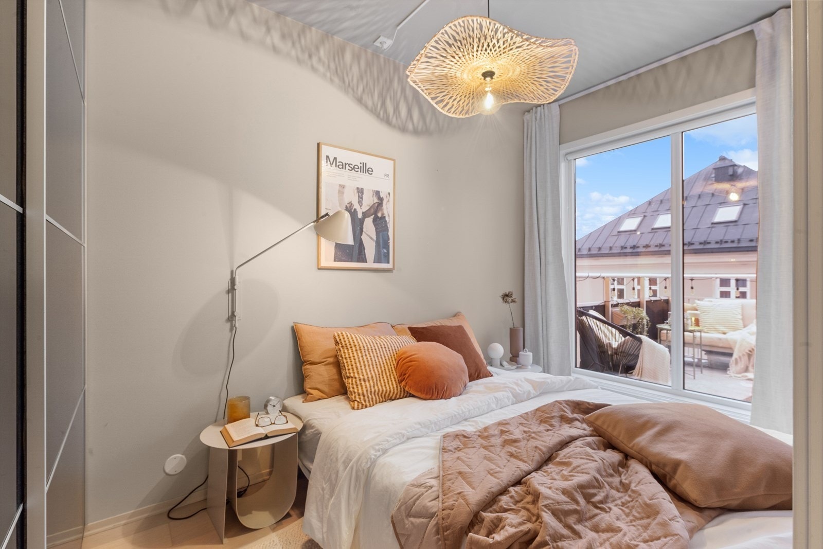 Soverommet har plass til dobbeltseng og nattbord. Galleribilde