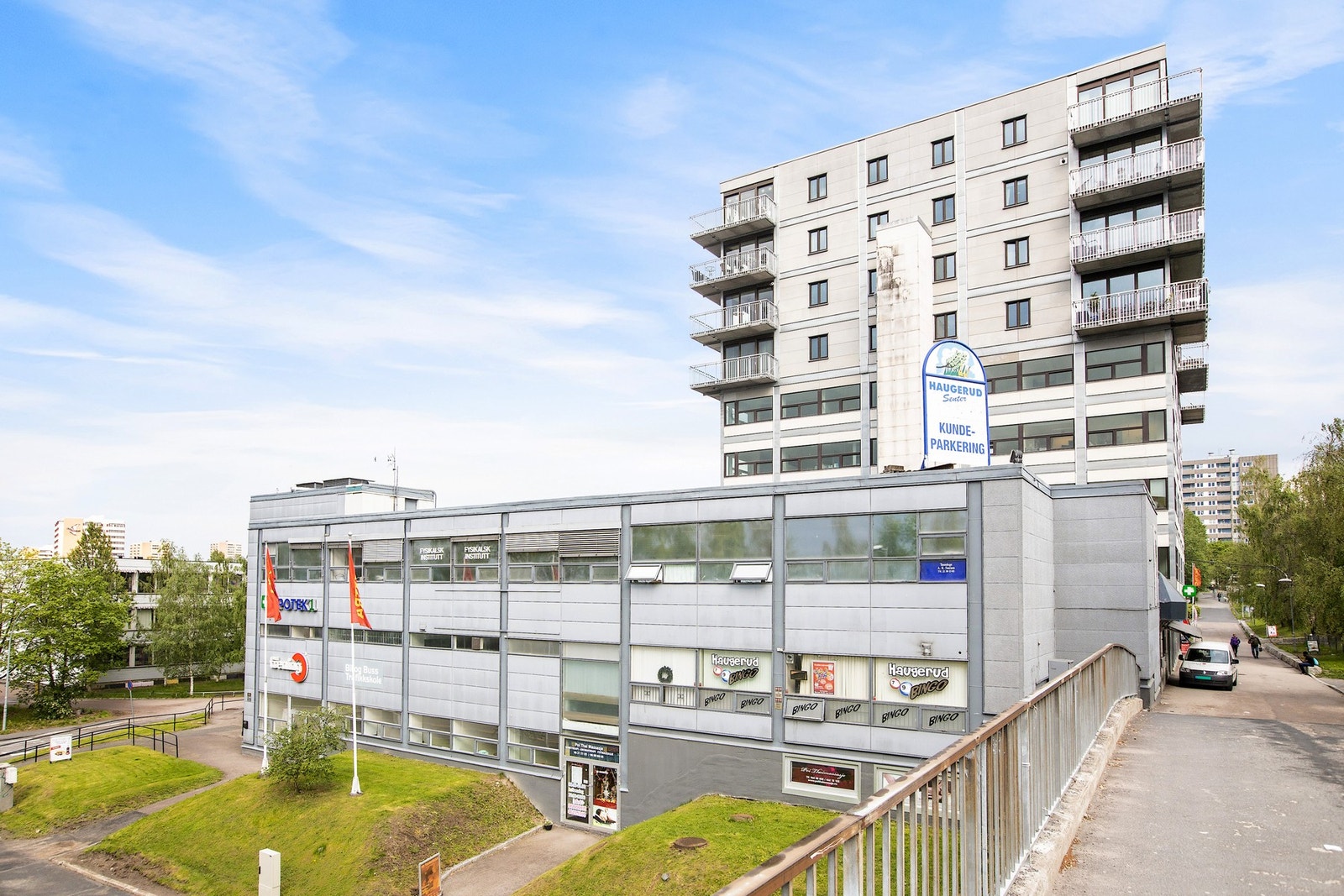 Det er gangavstand til Haugerud senter med bl.a. treningssenter, restaurant, cafe, matbutikk, frisør, apotek, lege og T-banens linje 2 og drosjeholdeplass Galleribilde