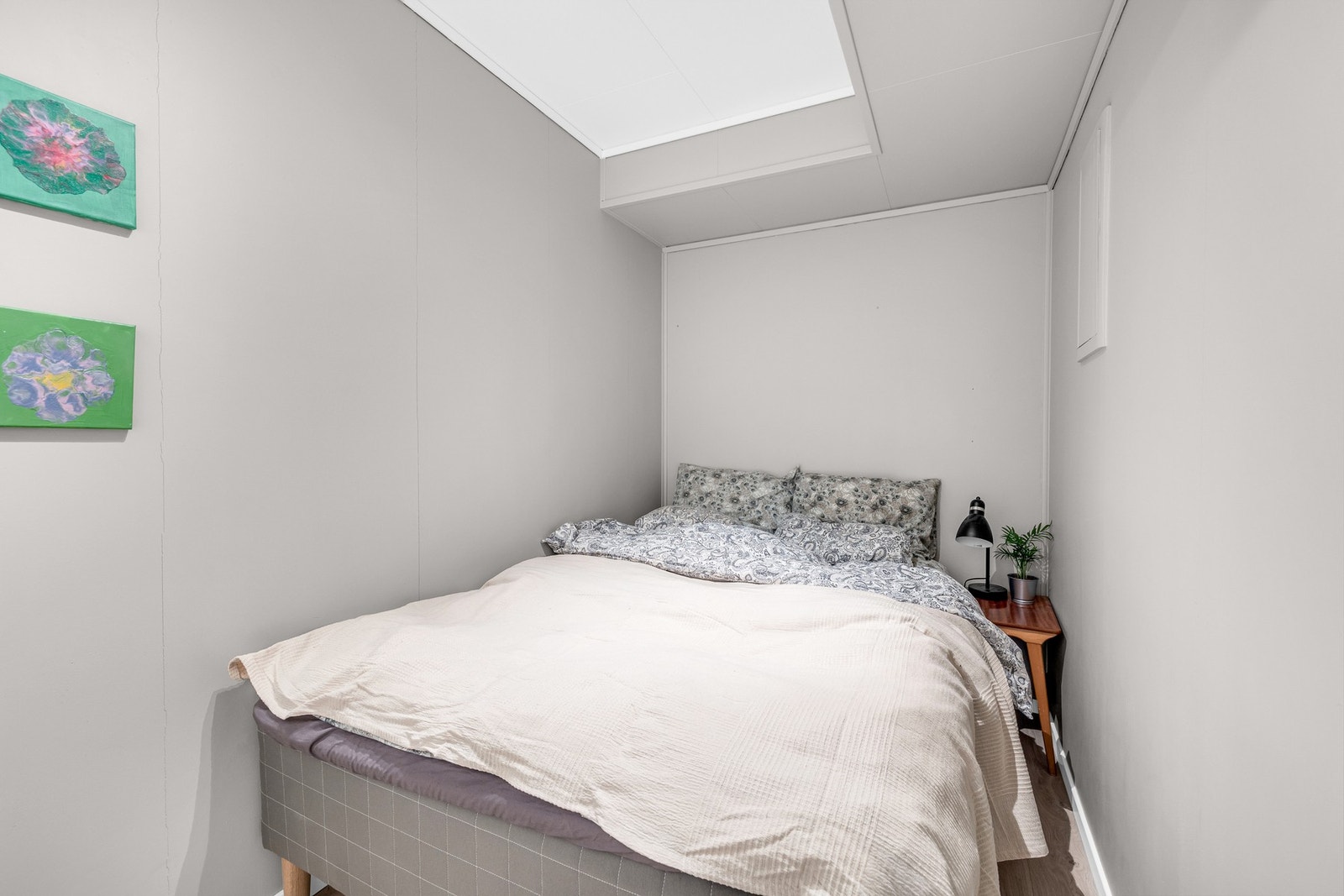 Soverom med god plass til seng og garderobe Galleribilde