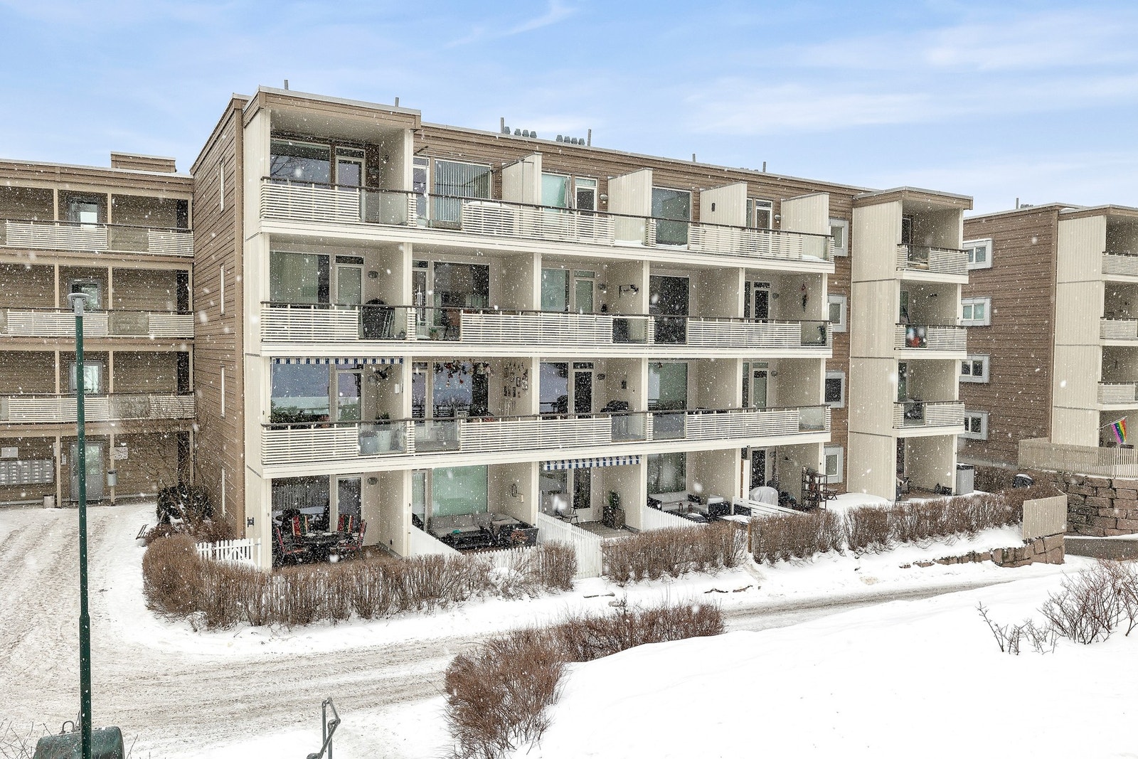 Fasade - Leiligheten ligger rolig til i byggets første etasje Galleribilde