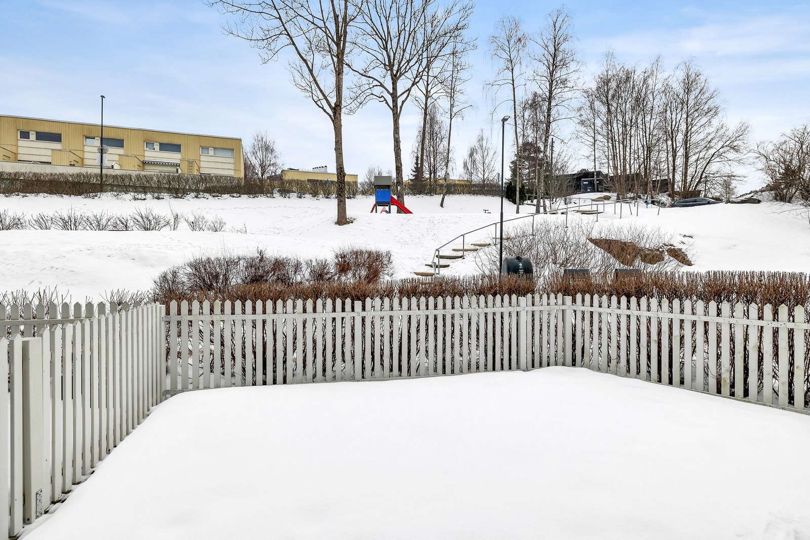 Flott uteplass hvor kjæledyr kan trives, da det er tillatt i borettslaget Galleribilde