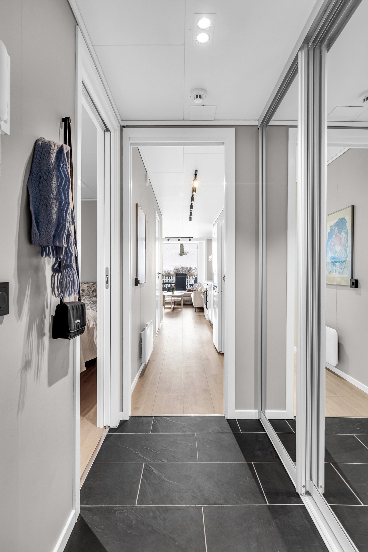 Pent inngangsparti med plass til oppbevaring i skyvedørsgarderobe Galleribilde