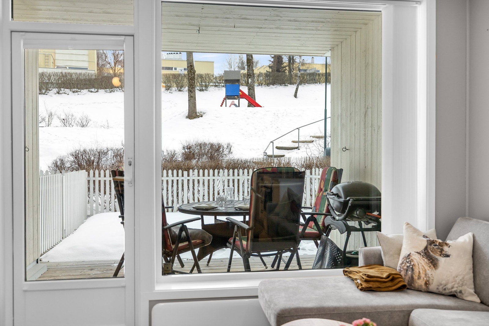 Store vindusflater slipper inn rikelig med naturlig lys Galleribilde