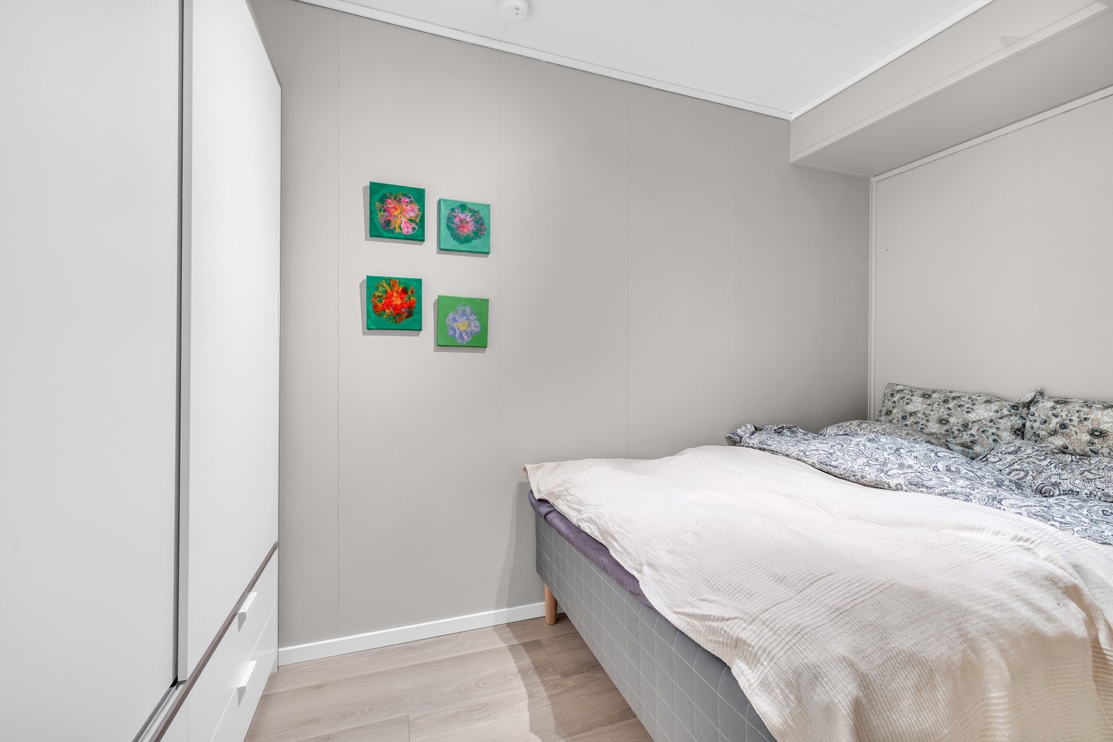 Lyst og fint soverom med fin plassutnyttelse Galleribilde