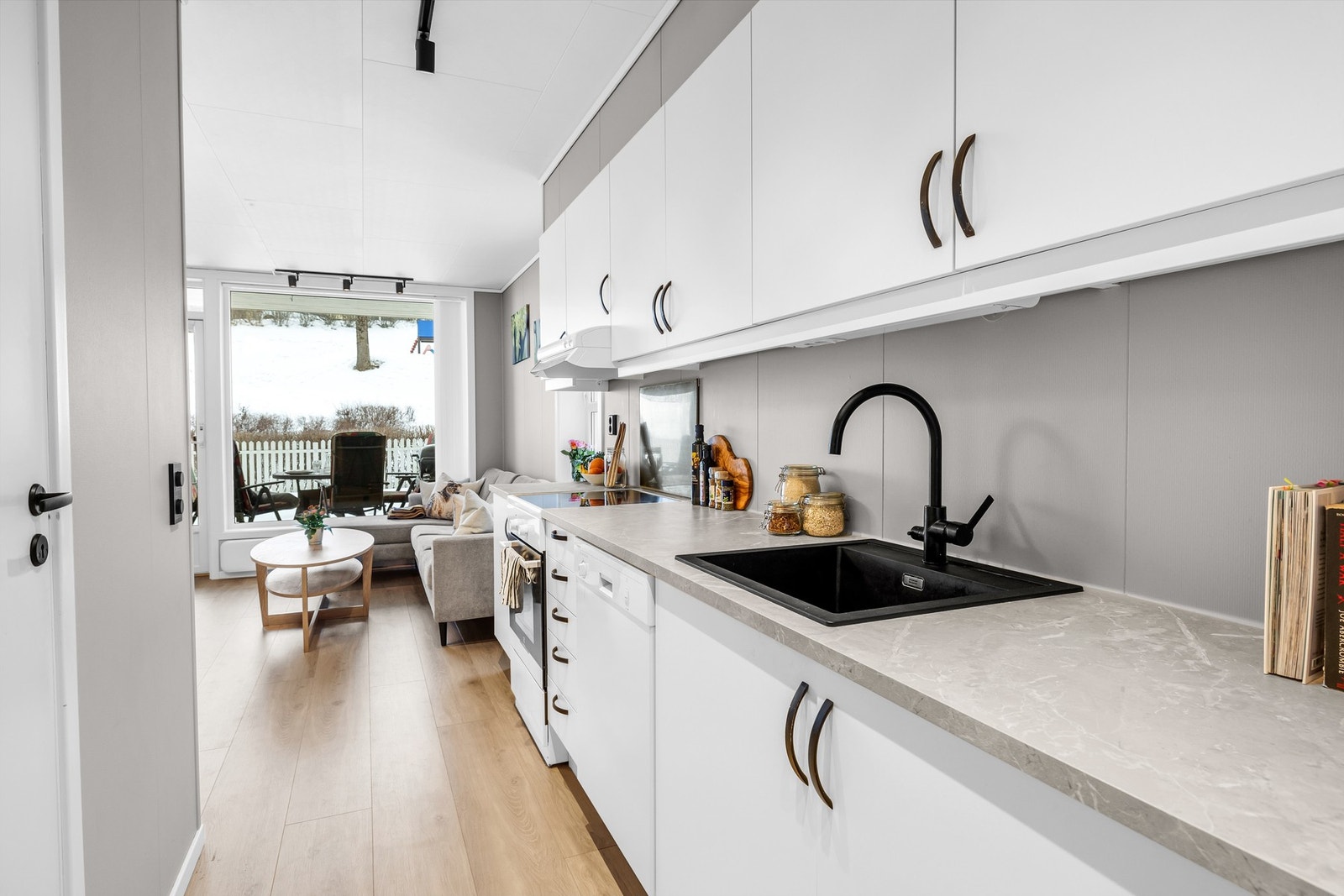 Kjøkkenet har gode arbeidsflater og smart utnyttelse av plassen Galleribilde