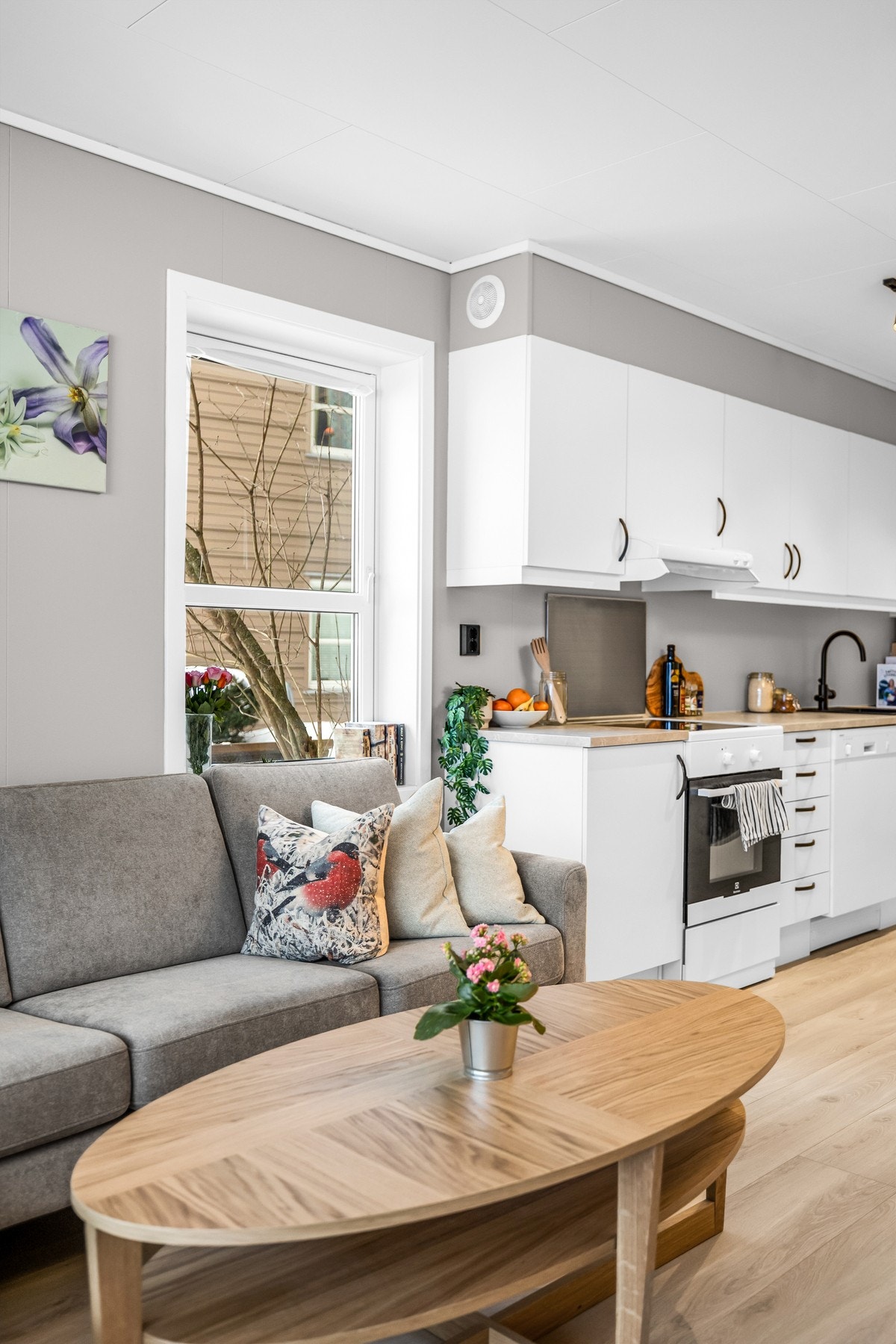 Trivelig stue med god plass til både sofa og spisebord Galleribilde