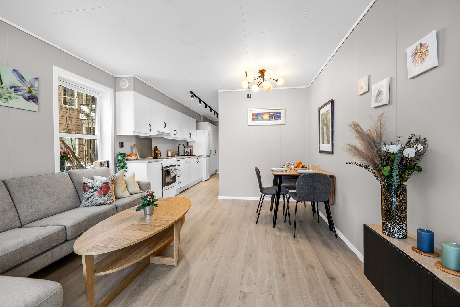 Åpen løsning mellom stue og kjøkken Galleribilde