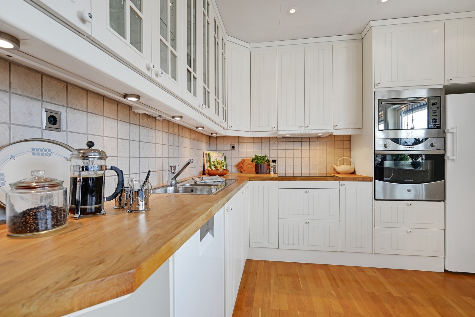 Et praktisk kjøkken og godt med benkeplass Galleribilde