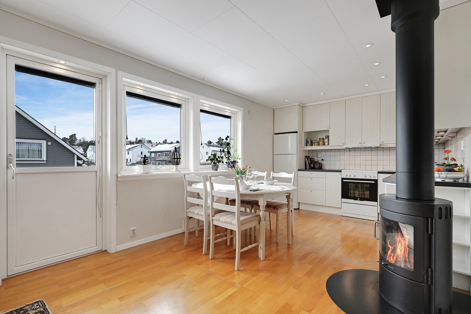 Stua har som vi ser både peisovn og utgang til balkong Galleribilde