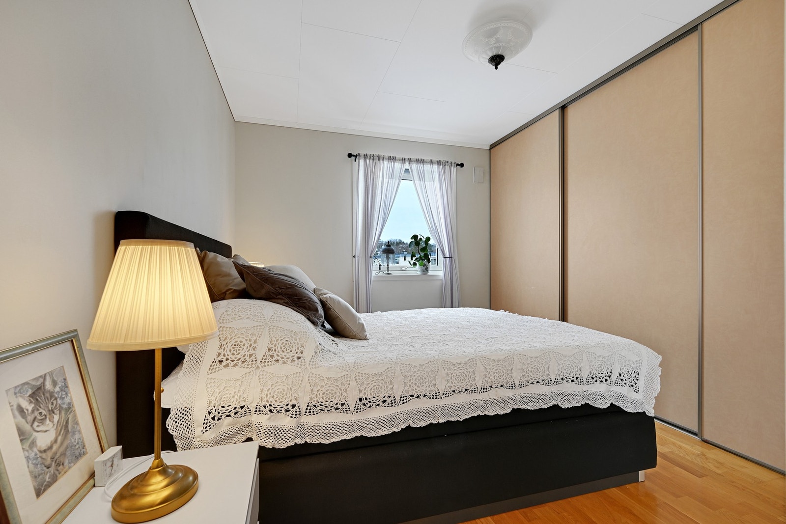 Soverom I har stor skyvedørsgarderobe Galleribilde