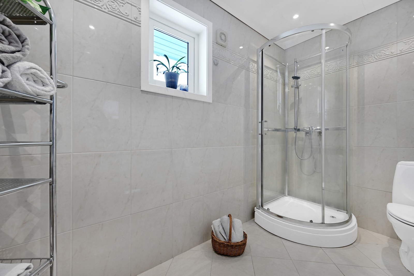 Bad med gulvvarme og vindu mot øst Galleribilde