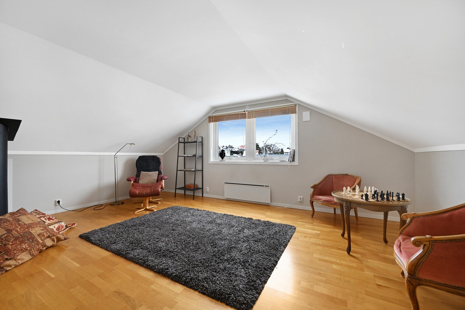 Loftsrom med parkett og store vinduer - dog ikke godkjent for varig opphold Galleribilde