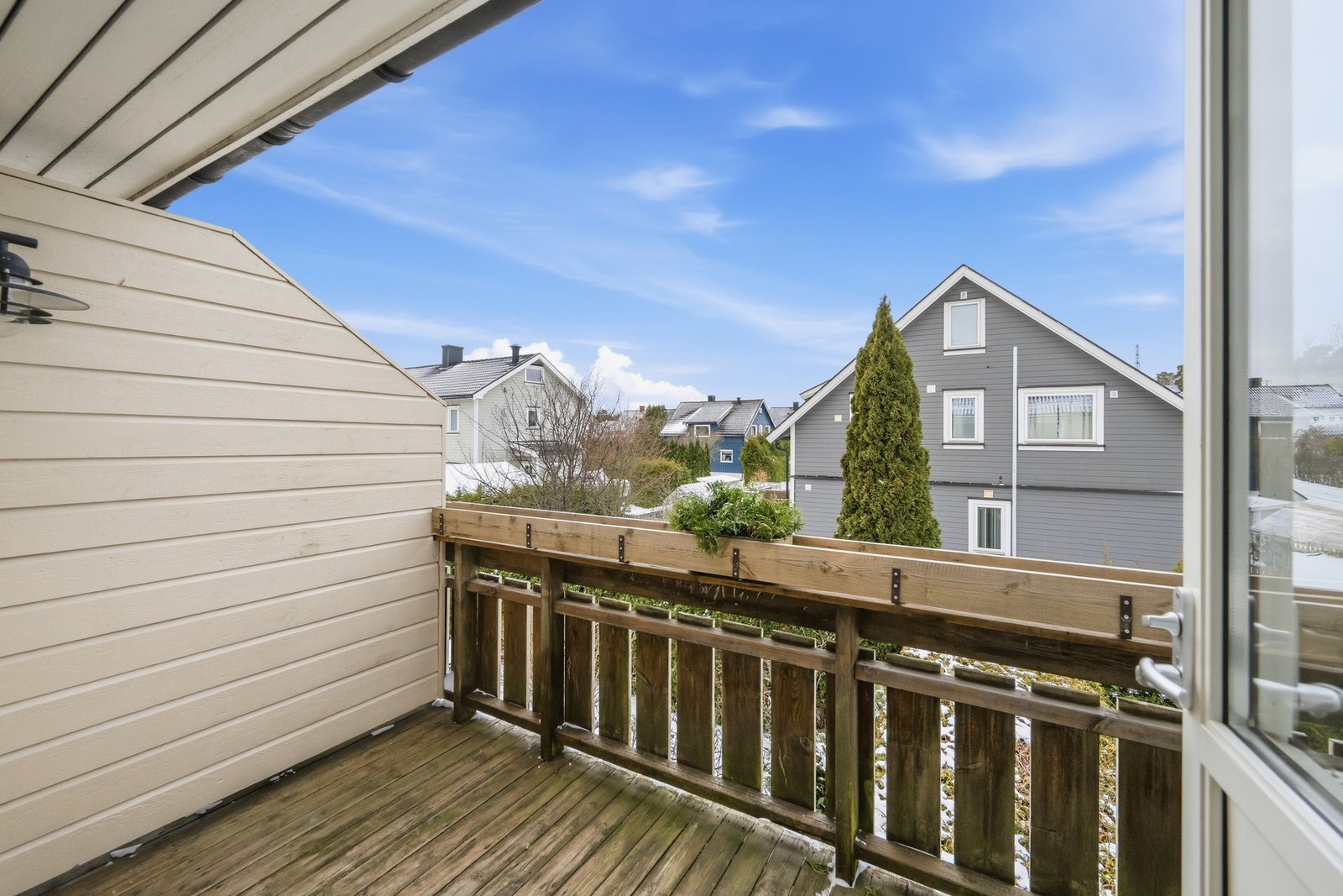 Delvis overbygget balkong med gode solforhold inkludert ettermiddag/kvelds-sol Galleribilde