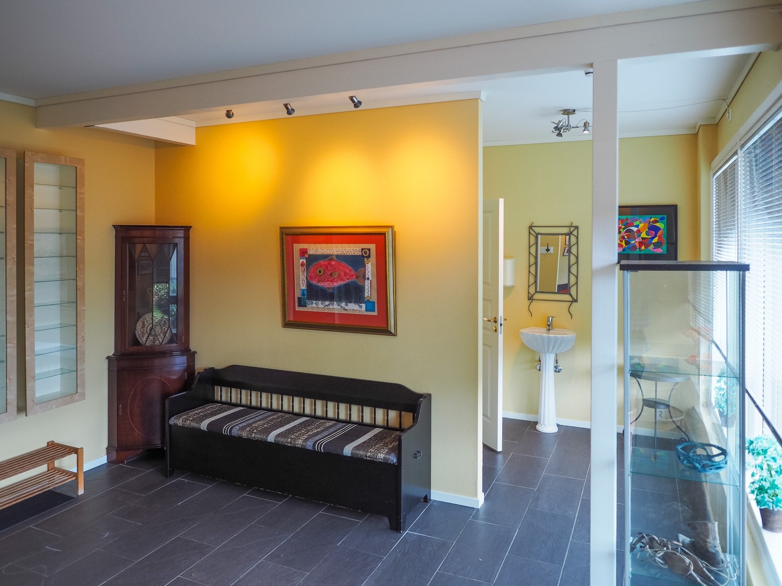 Her ser vi noen bilder fra selger når man drev egen fotterapiklinikk Galleribilde