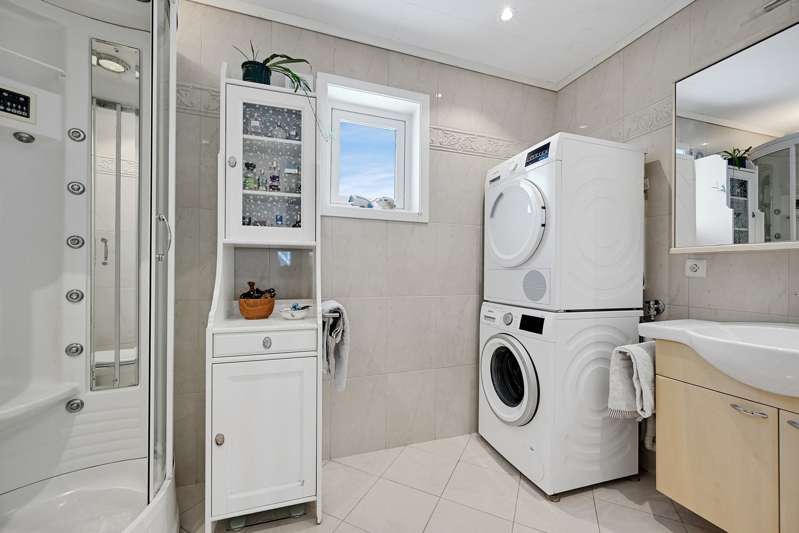 Det er som vi ser også opplegg for vaskemaskin/trommel Galleribilde