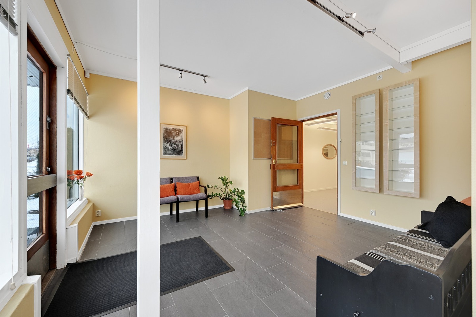 Venterom med flislagt gulv og varmekabler Galleribilde