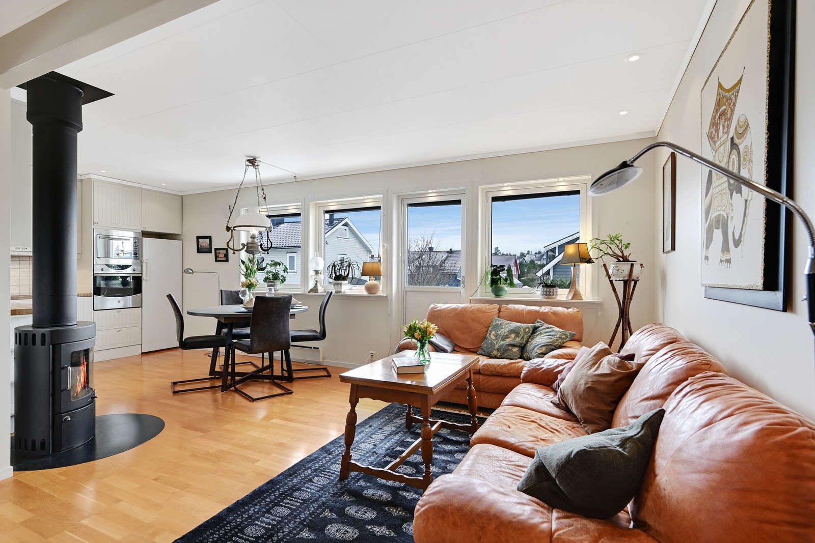 Dette er leiligheten mot syd - stue med peisovn Galleribilde