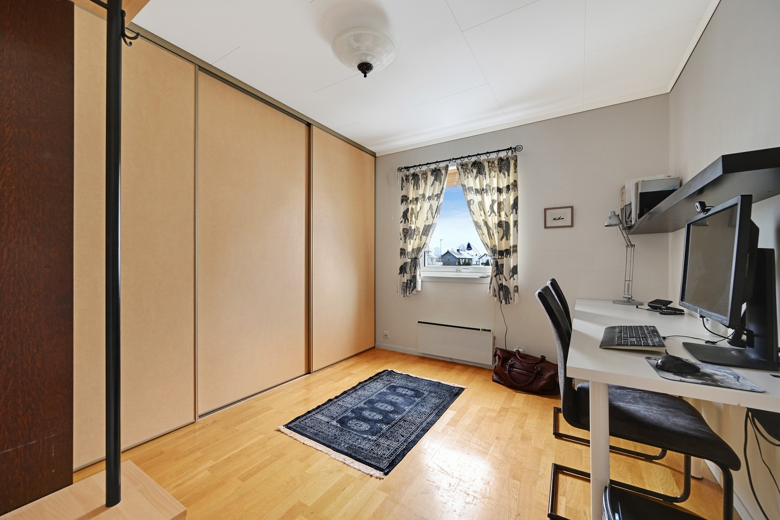 Det er to soverom i hver av leilighetene - det største har skyvedørsgarderobe Galleribilde