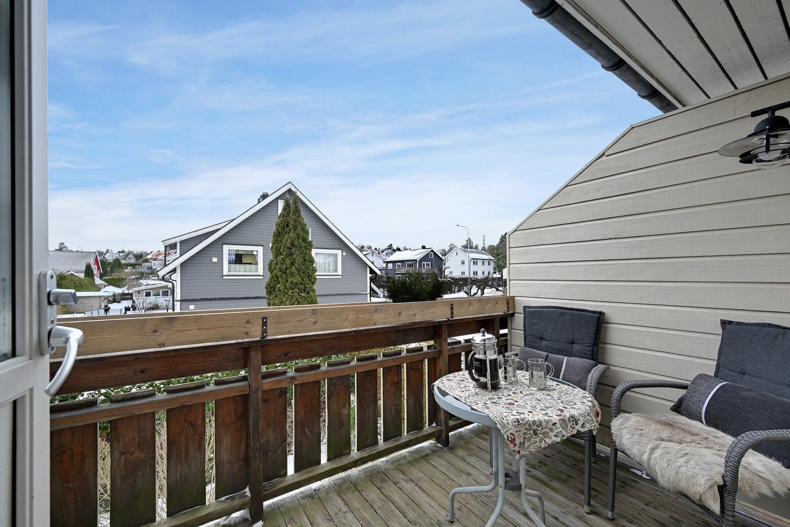 En lun og delvis overbygget balkong med gode solforhold Galleribilde