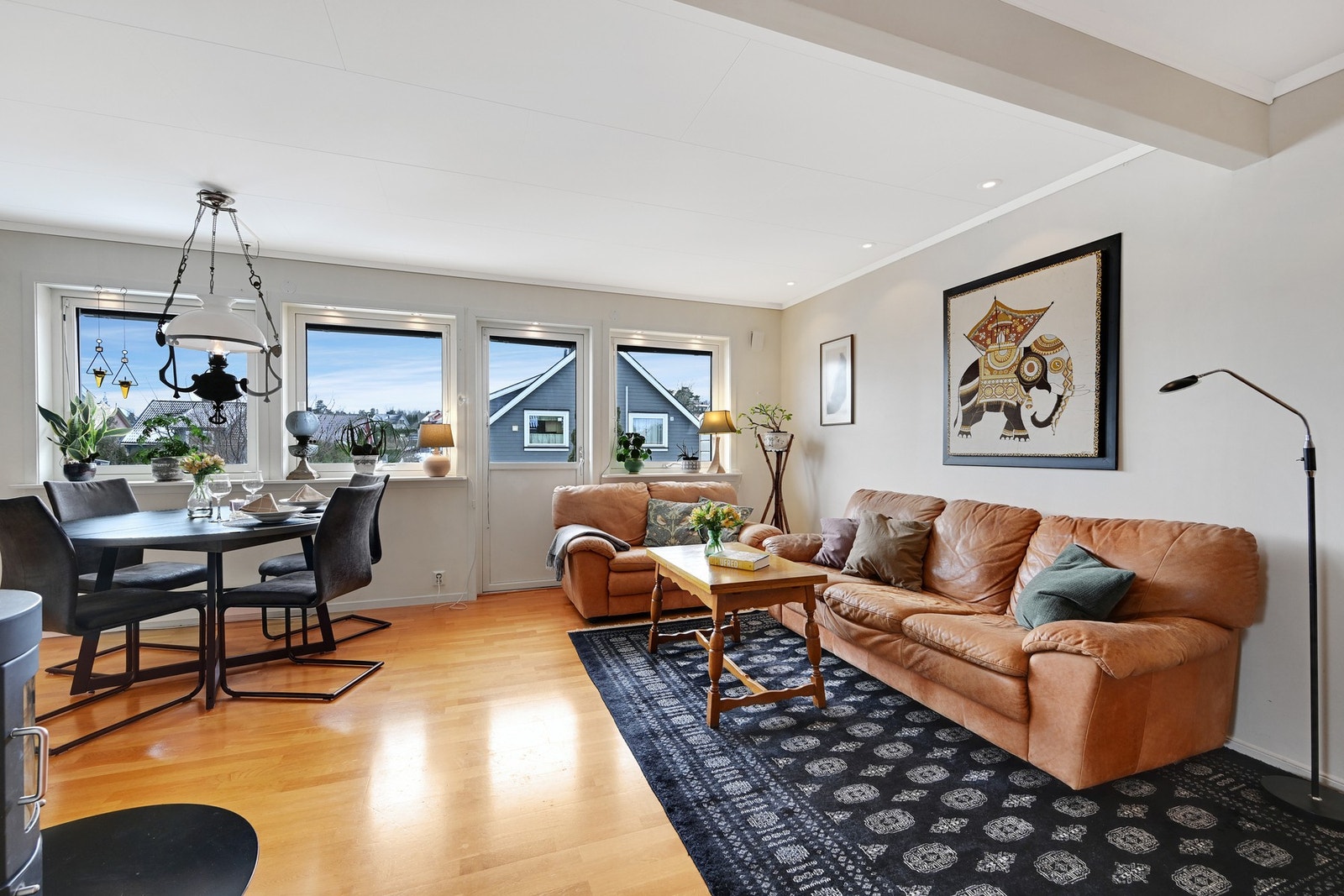 Fra stua er det utgang til en solrik balkong mot vest Galleribilde