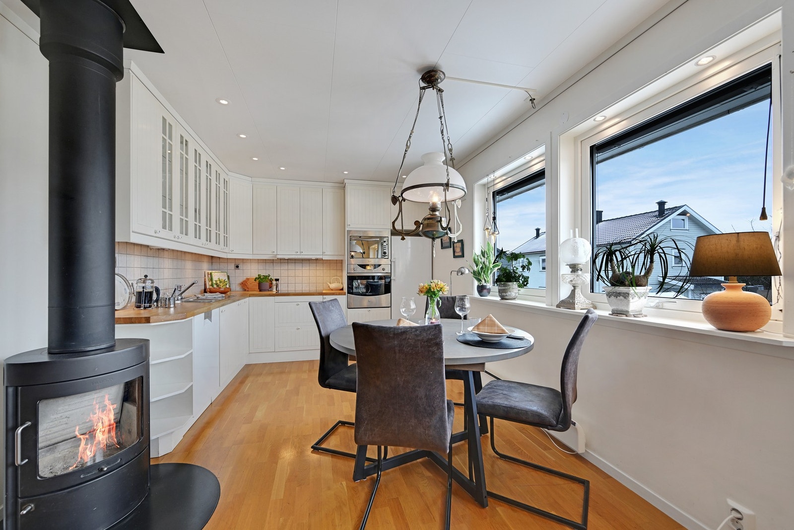 Ikea kjøkken fra 2004 og kjekt med peisovn Galleribilde