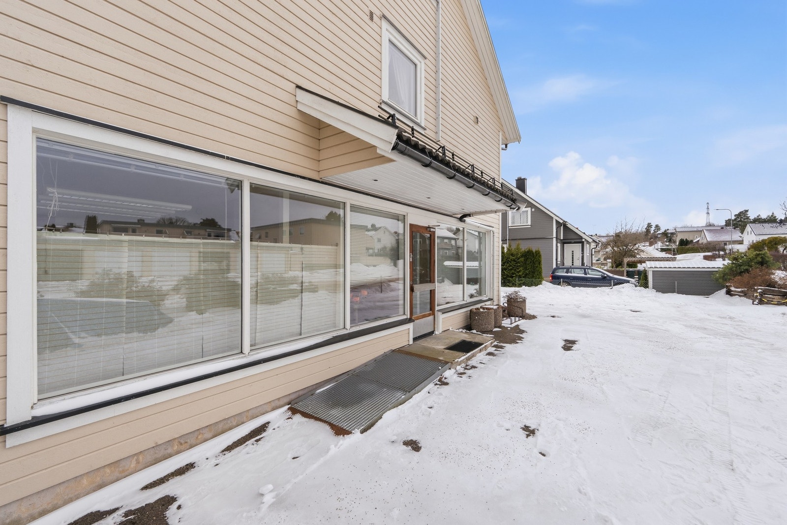 Her er det store vindusflater mot Grønligata og egen parkeringsplass rett på utsiden m/rullestolrampe til inngangsdør Galleribilde