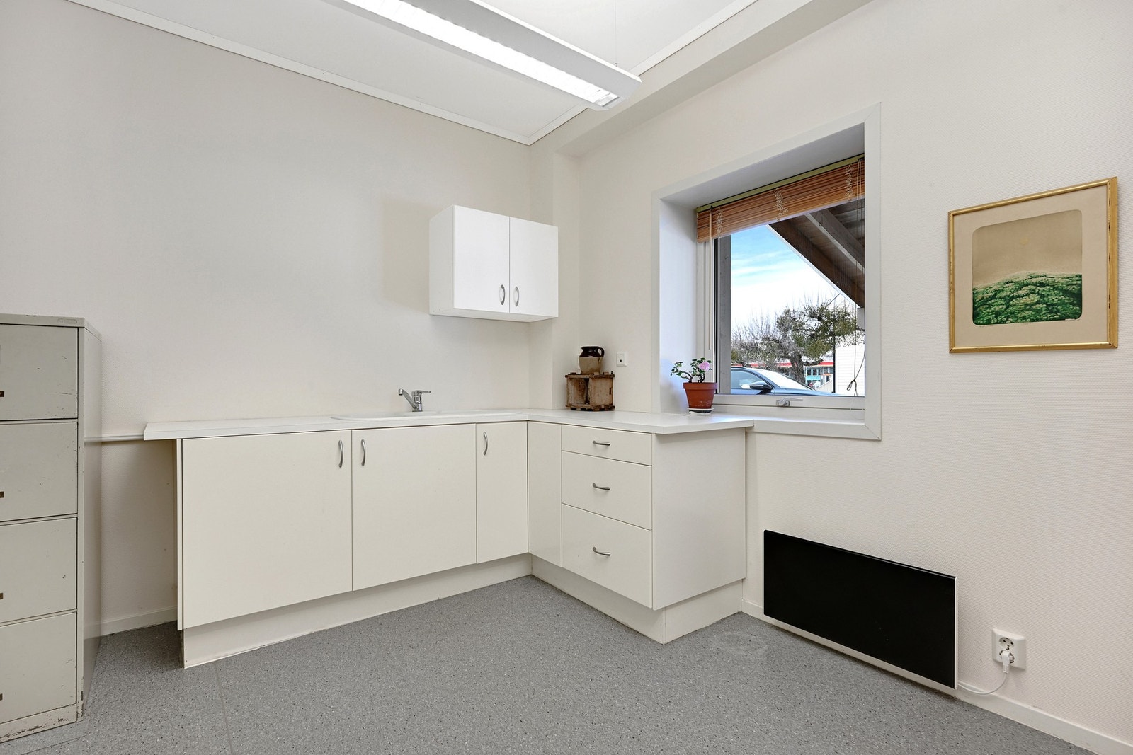 Så får ny eier selv vurdere om man skal ha kontorer, behandlingsrom eller bygge om til leilighet - i så fall blir det kjøpers ansvar og risiko Galleribilde