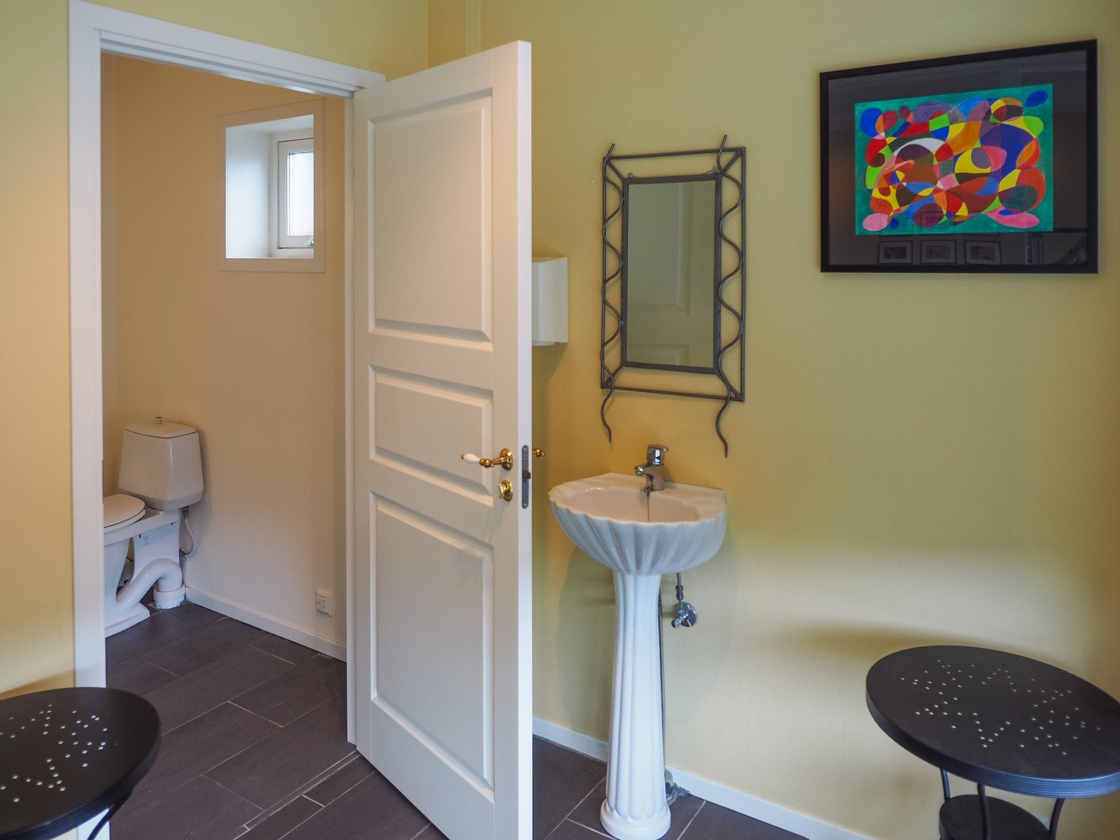 Toalettrom med inngang fra venteværelse med handikapp vennlig toalett Galleribilde