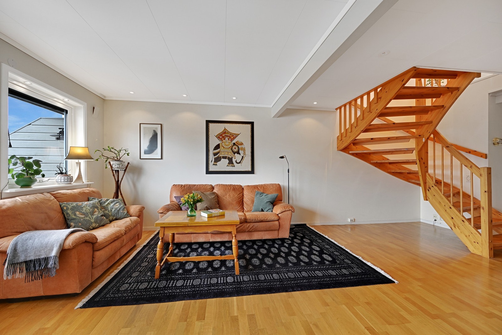 Stue med parkett og trapp opp til loftsetasjen Galleribilde