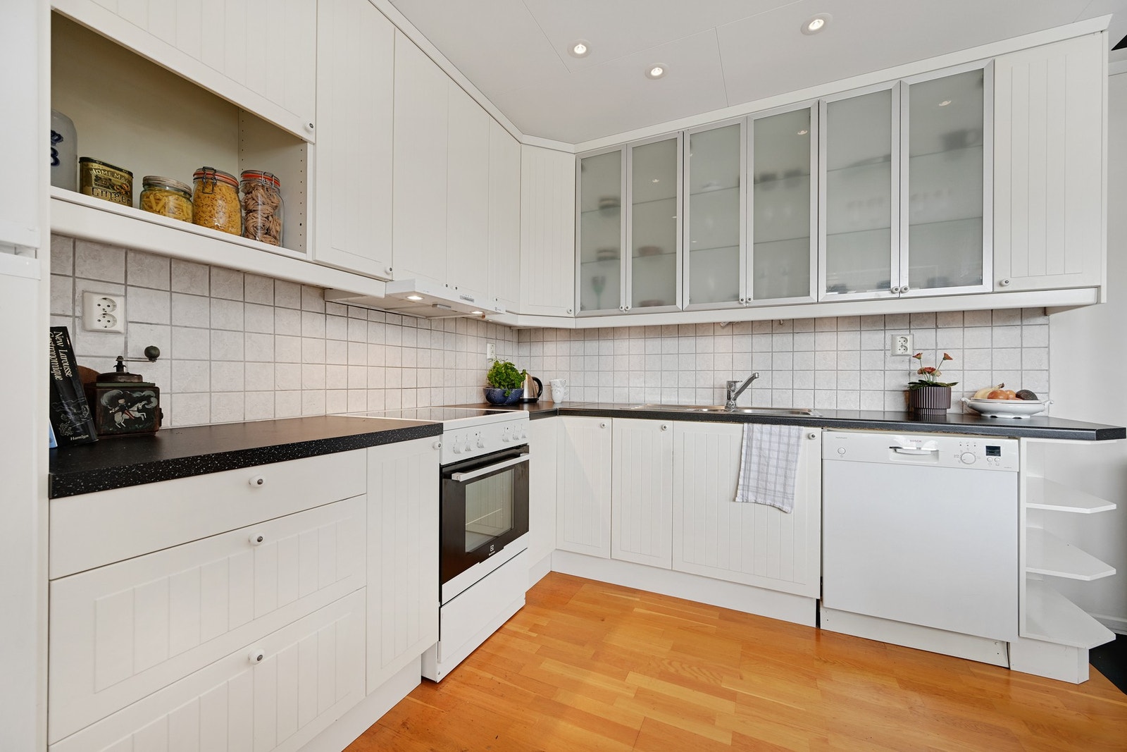 Godt med benkeplass og skap Galleribilde