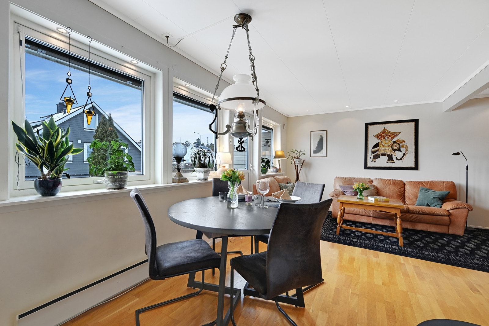 Åpen løsning med store vindusflater Galleribilde