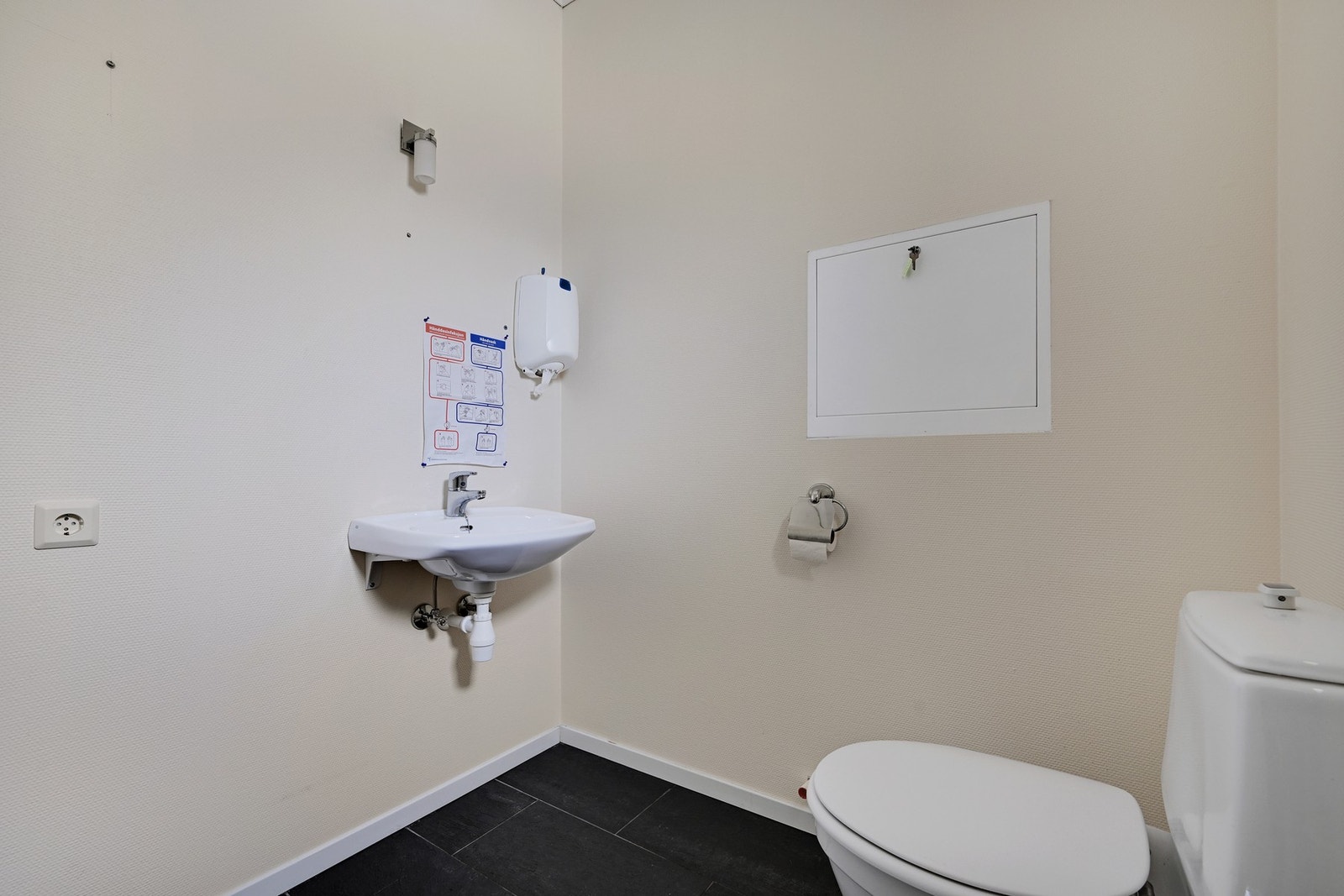 Det er to separate wc-rom i 1. etasje - ett med kundetoalett som vist i bilde med et litt høyere handikappvennlig toalett Galleribilde