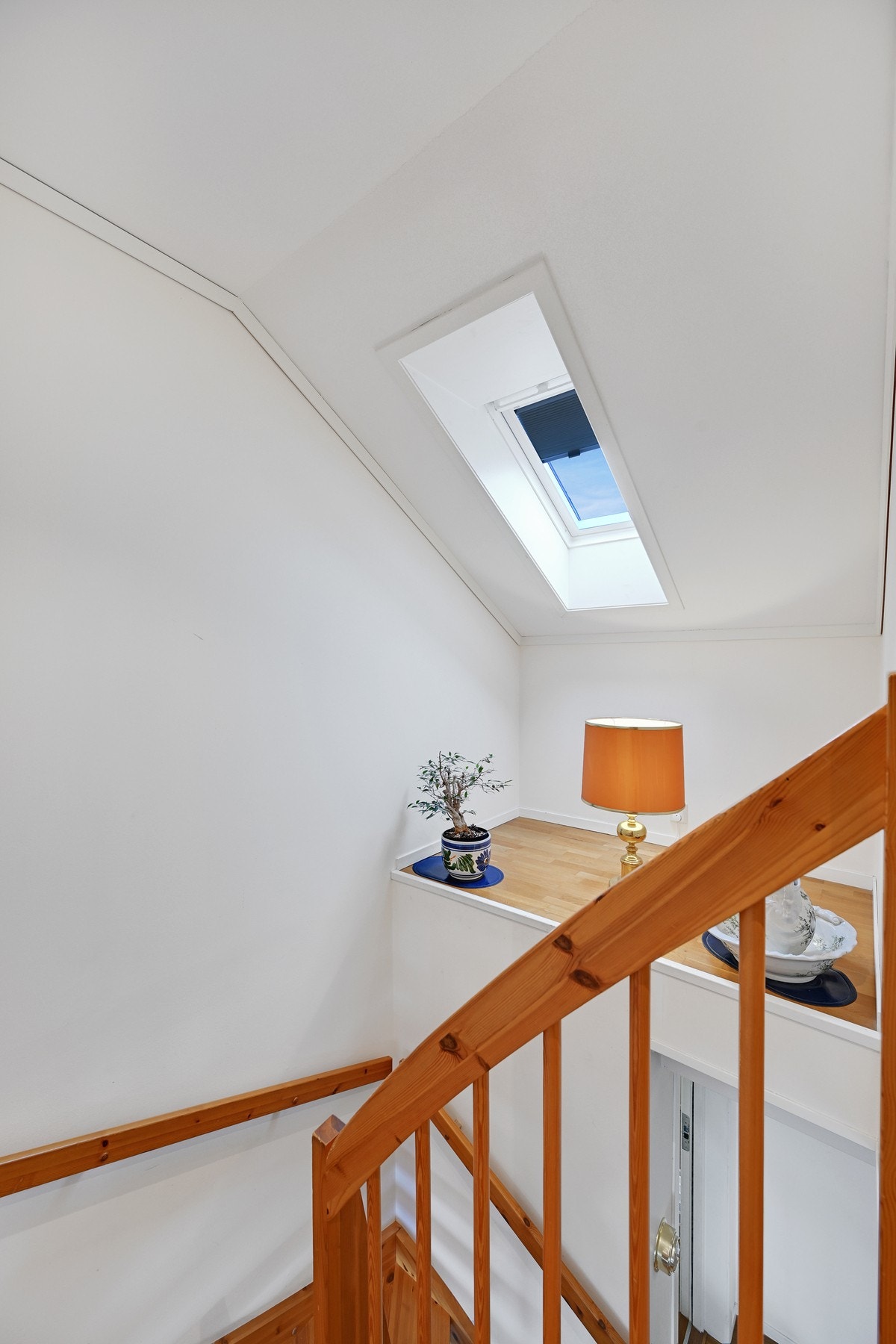 Velux takvindu m/manuelt justerbar persienne i i trappeløpet gir godt lysinnslipp Galleribilde