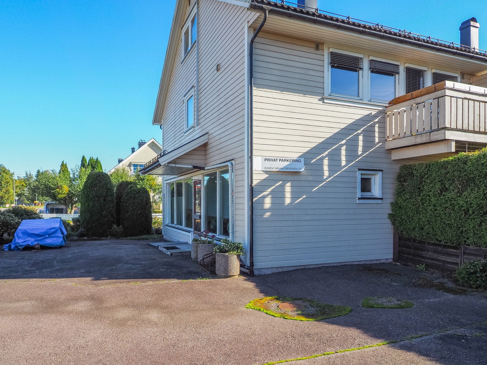 Her ser vi inngangspartiet og parkeringen til næringslokalet Galleribilde