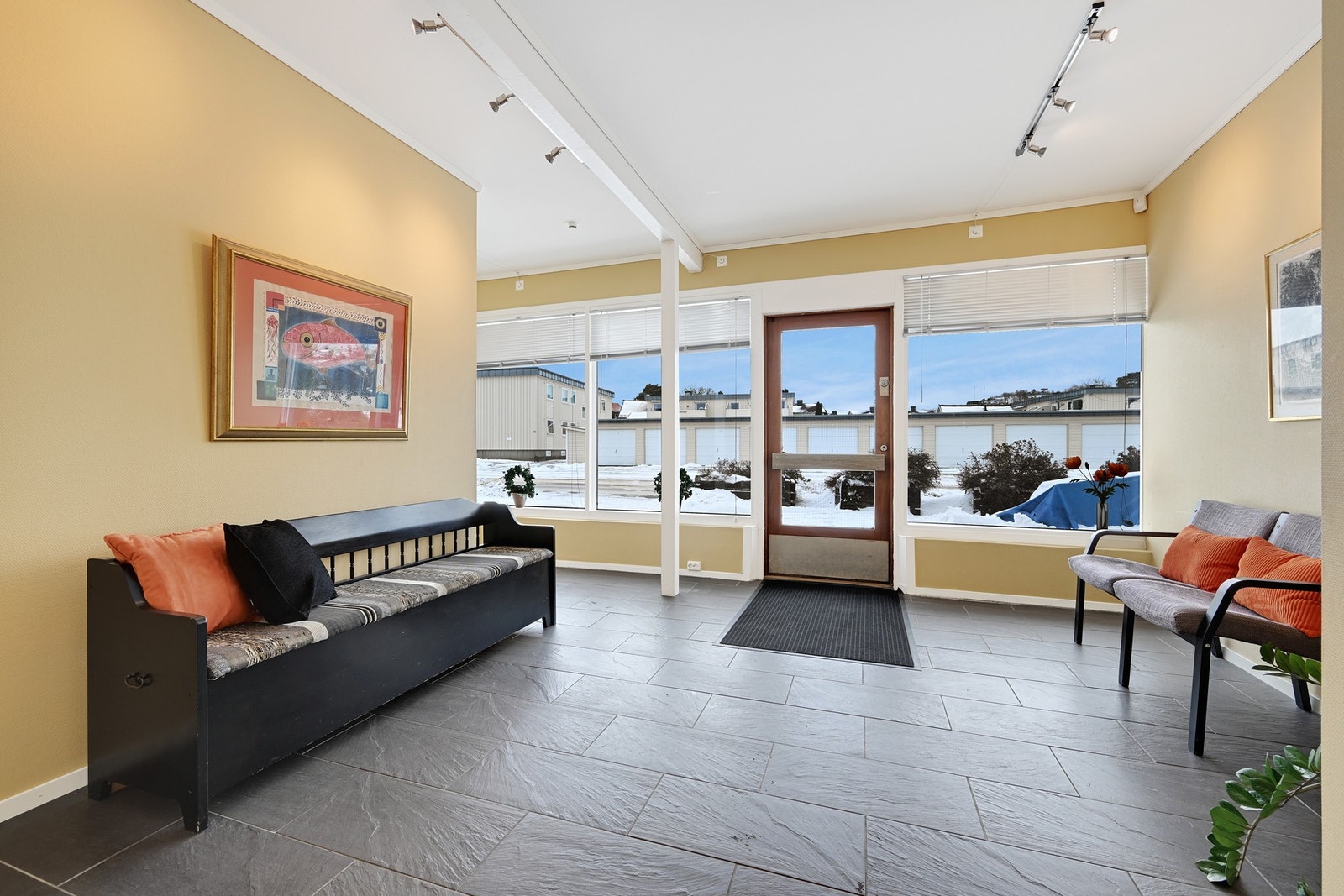 Trappefri inngang fra Grønligata med rullestolrampe til venterommet Galleribilde