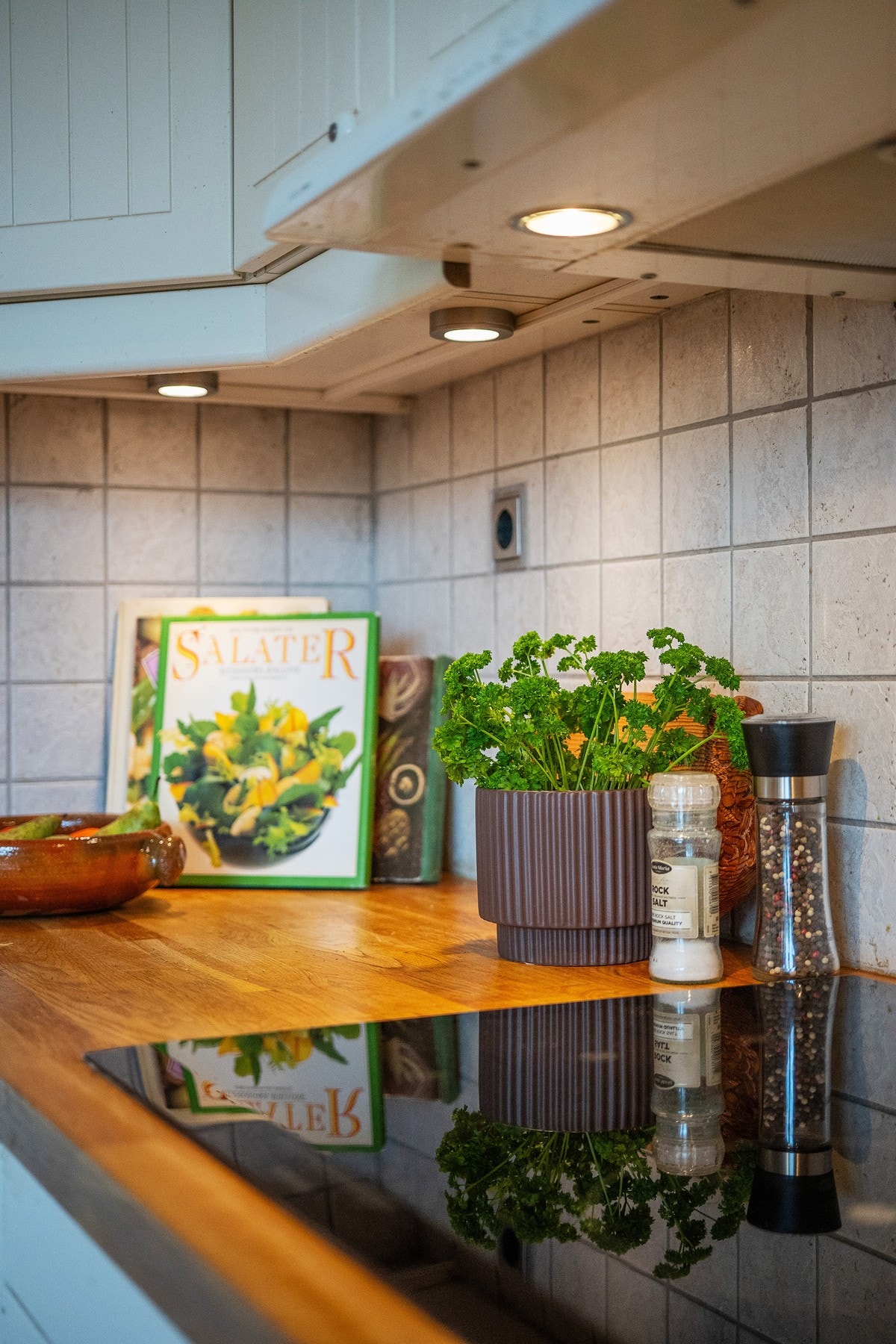 Kjøkkendetalj - flere krydderplanter på Coop som ligger ett par hundre meter fra kjøkkenet Galleribilde