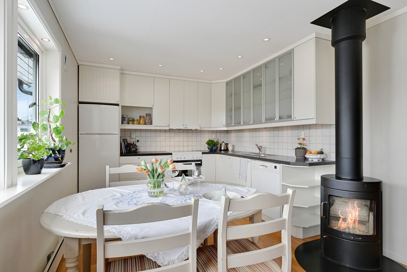 Ikea kjøkken med hvitevarer og plass for spisebord Galleribilde