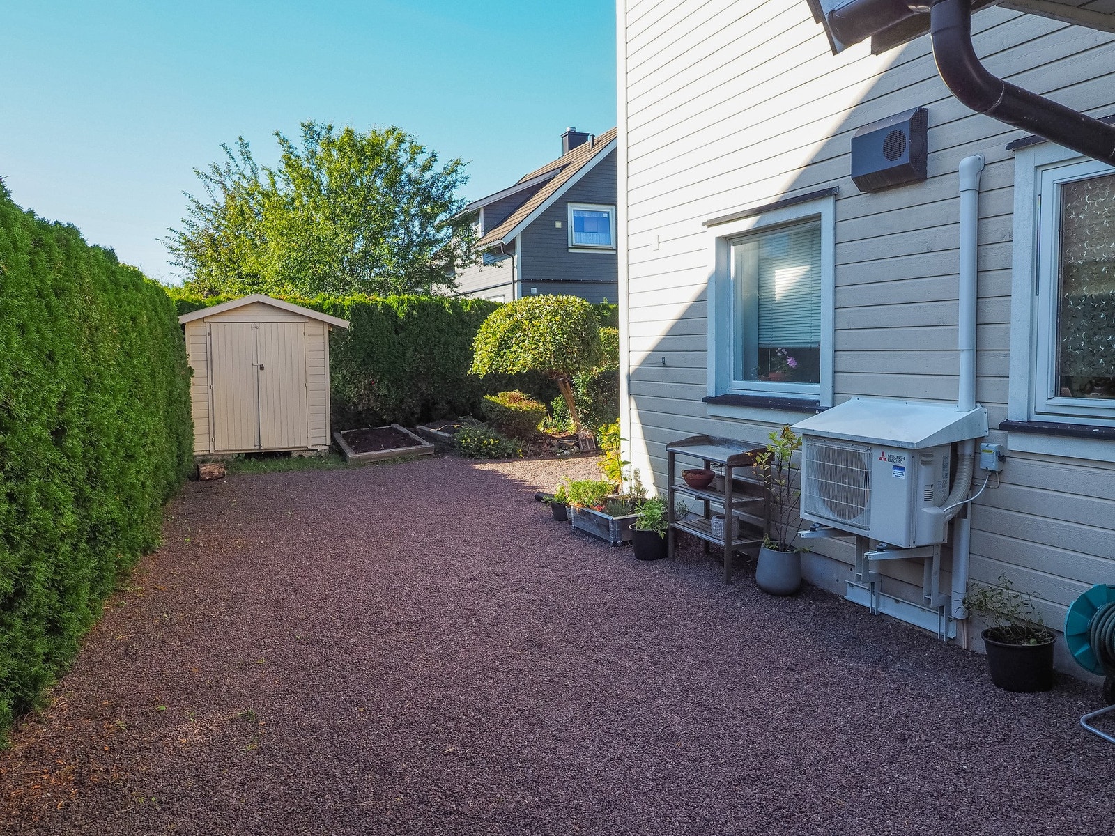 Det er ekstra plass for parkering på denne siden av tomten Galleribilde